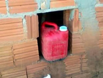 Garrafa térmica com droga estava dentro de parede (Foto: Gefron/MT)