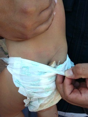 Porções de droga foram encontradas dentro da fralda de criança (Foto: Assessoria/ PM-MT)