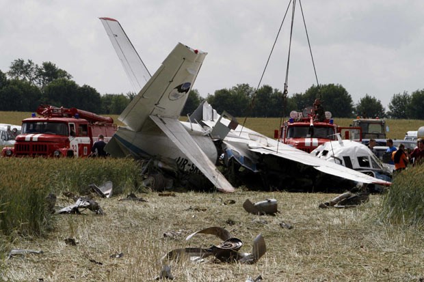 Destroços do avião acidentado neste domingo (10) próximo a Kiev, na Ucrânia (Foto: Anatolii Stepanov/Reuters)