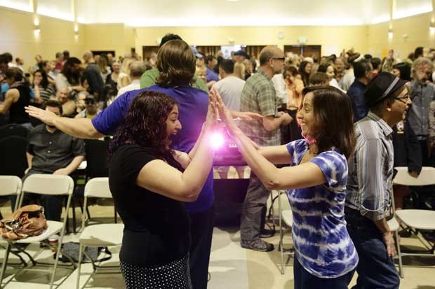 Adeptos do culto batem palmas, brincam e gritam durante a primeira celebração dominical em Los Angeles, nos EUA (Foto: Jae C. Hong/ AP)