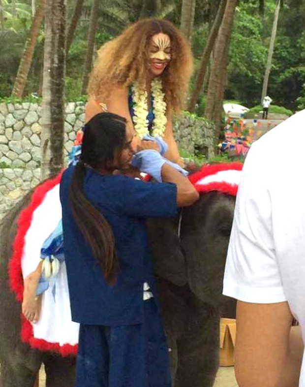 Beyoncé anda de elefante em Phuket, na Tailândia (Foto: Grosby Group/ Agência)