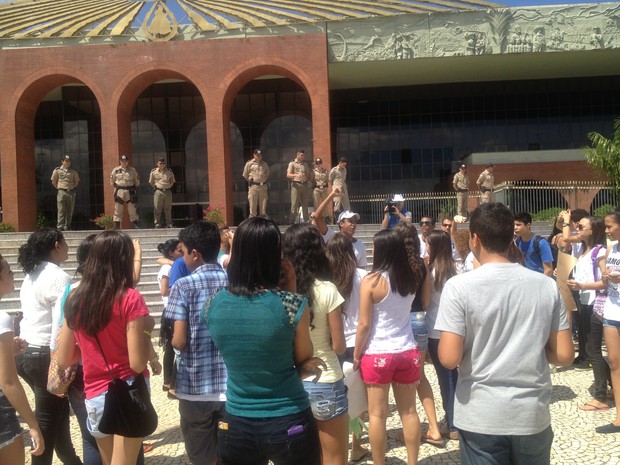 Polícia Militar faz isolamento em frente ao Palácio Araguaia (Foto: Elisangela Farias/G1)