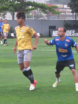 Leo e Gabigol, treino do Santos (Foto: Marcelo Hazan / Globoesporte.com)