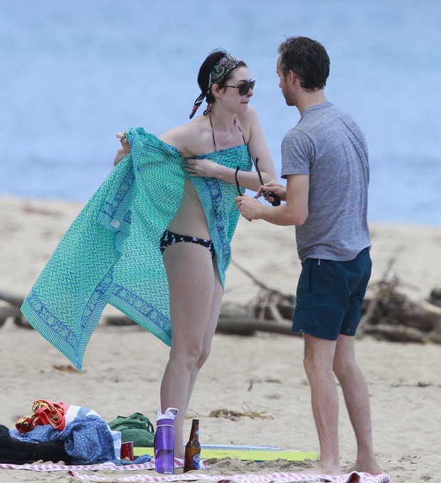 Anne Hathaway e Adam Shulman em praia no Havaí (Foto: Grosby Group/ Agência)