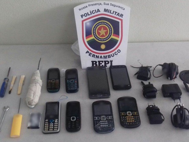 Aparelhos celulares foram apreendidos na cadeia de Altinho  (Foto: Divulgação/Polícia Militar)