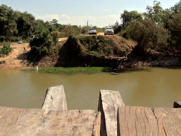 Pontes de madeira, que ficam sobre o Rio Cabaçal, caíram há mais de um ano e meio em Cáceres (Foto: Reprodução/TVCA)