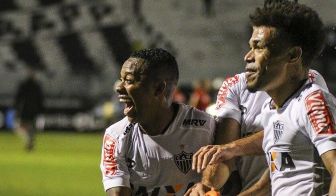 Robinho comemora gol com Júnior Urso contra a Ponte Preta (Foto: Bruno Cantini/ Atlético-MG)