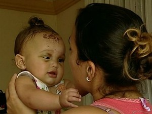 Bebê de 7 meses, Nicolly Lopes Clementina, recebe carinho de familiares no espírito santo (Foto: Reprodução/TV Gazeta) Bebê de 7 meses, Nicolly Lopes Clementina, recebe carinho de familiares no espírito santo (Foto: Reprodução/TV Gazeta)