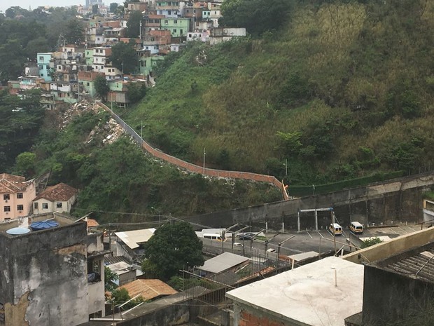 PMs derrubam muro entre comunidades do Centro (Foto: Divulgação/UPP)