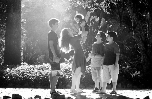 Ana Paula Tabalipa posa com os filhos: Lui, Pedro, Tom e Mia (Foto: Marcos Serra Lima/EGO)
