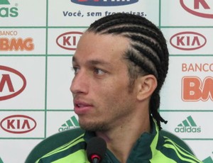 Cicinho, do Palmeiras, em coletiva (Foto: Gustavo Serbonchini / Globoesporte.com)