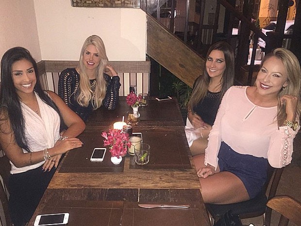 Ex-BBBs Amanda, Tamires e Julia com uma amiga em restaurante em São Paulo (Foto: Instagram/ Reprodução)