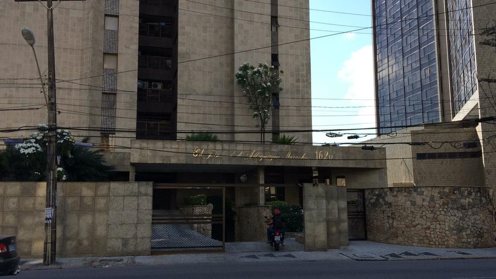 Edifício onde mora o deputado federal Luciano Bivar, em Jaboatão dos Guararapes, no Grande Recife — Foto: Elvys Lopes/TV Globo