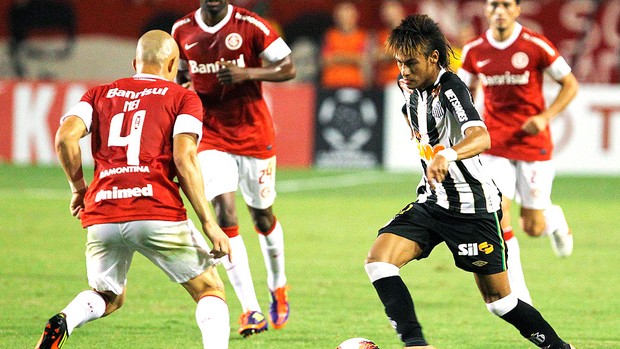 Neymar na partida do Santos contra o Internacional (Foto: Edison Vara / Reuters)
