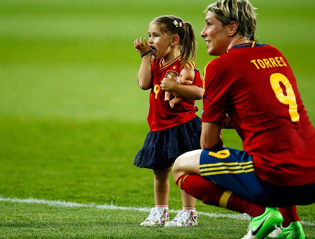 fernando torres ao lado da filha Espanha itália final campeã eurocopa (Foto: Agência Reuters)