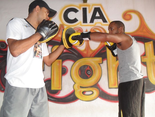  - anderson_rodrigues_professor_de_kickboxing_e_pow_lutador__cleber_correa