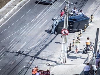 G1 Carro bate em poste capota e motorista foge em Aracaju notícias