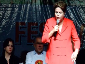 A presidente Dilma Rousseff discursa durante o Festival de Política, Arte e Cultura da Juventude do PT, em São Paulo (Foto: Reprodução)