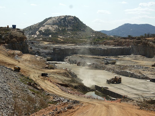 Obras de construção da barragem de Oiticica, em Jucurutu, deveriam ter sido concluídas em junho deste ano (Foto: Anderson Barbosa/G1)