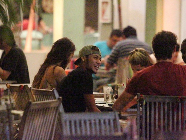 Bruna Marquezine e Neymar em restaurante na Zona Oeste do Rio (Foto: Dilson Silva/ Ag. News)