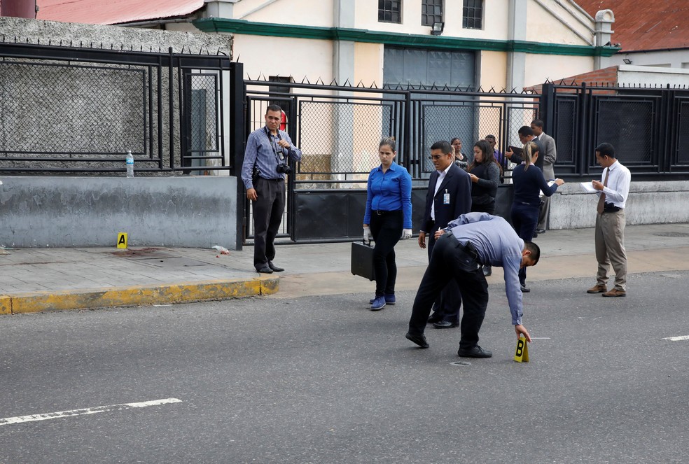 Polícia venezuelana faz primeiras investigações no local do crime, em Caracas (Foto: Reuters)