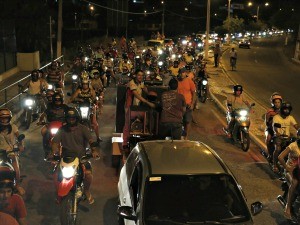 Cerca de 80 a 100 carros acompanharam o trajeto (Foto: Everton Félix/ Canindé Notícias)