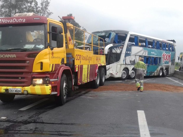 Ônibus tomba na Dutra e deixa passageiros feridos   (Foto: Divulgação/ PRF)