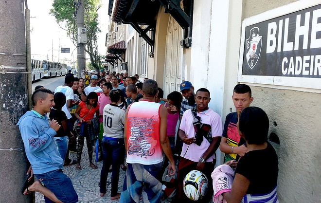 fila de ingressos Vasco São Januário (Foto: Gustavo Rotstein )