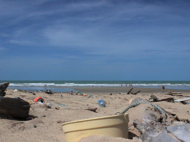 O mau exemplo dos turistas sujões se estende para a Praia Peito de Moça em Luís Correia (Foto: Patrícia Andrade/G1)