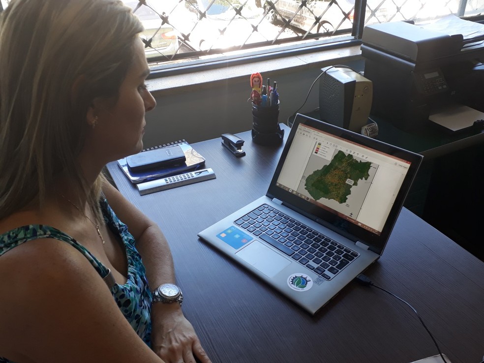 Karla mostra o estado das bacias hidrográficas em Goiás: resultado a surpreendeu (Foto: Sílvio Túlio/G1)