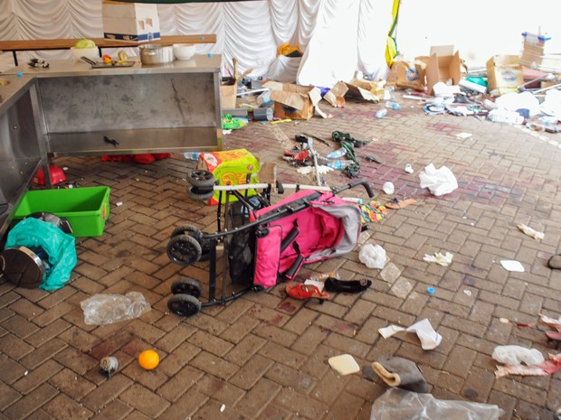 Pertences são vistos espalhados no chão do shopping onde ocorre um ataque seguido de sequestro em Nairóbi neste domingo (22) (Foto: James Quest/AFP)