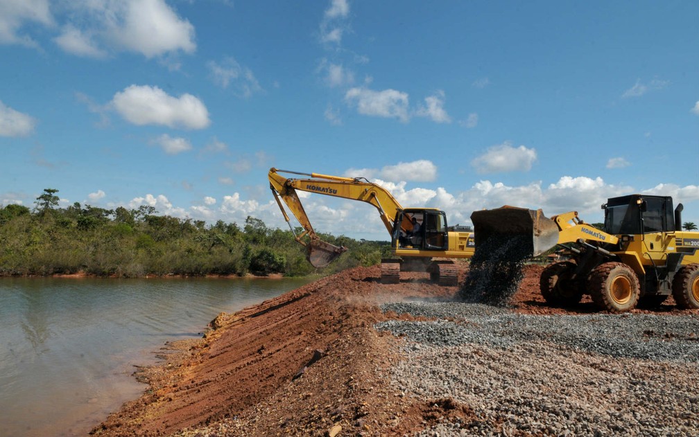 Máquinas começam obra emergencial de captação de água no Lago Paranoá, em Brasília (Foto: Tony Winston/GDF/Divulgação)