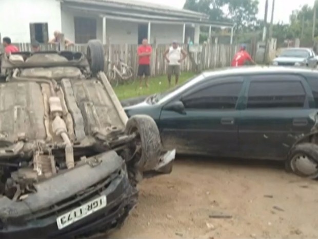 Carro capotou em um dos acidentes (Foto: RBS TV/ Reprodução)