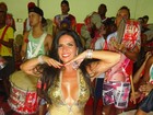 De shortinho, Solange Gomes dá empinadinha em noite de samba