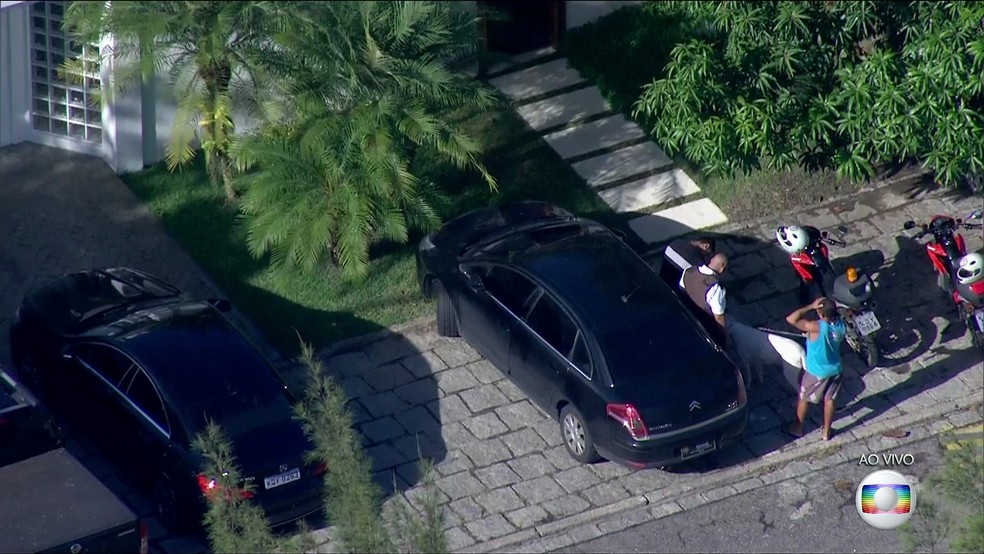 Carro do Ministério Público no condomínio onde vive Jorge Picciani (Foto: Reprodução/ TV Globo)