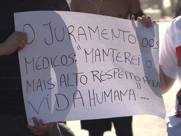 Motoqueiros, amigos e parentes fazem passeata por morte de irmãos na BA (Foto: Imagens / TV Bahia)