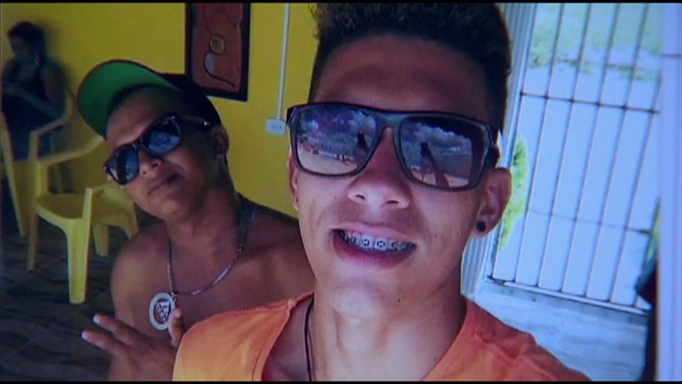 Manifestante baleado por PM em Pernambuco, Edvaldo da Silva, ao lado do irm&atilde;o [esq.] durante sua festa de anivers&aacute;rio (Foto: Jos&eacute; Roberto da Silva/Acervo Pessoal)