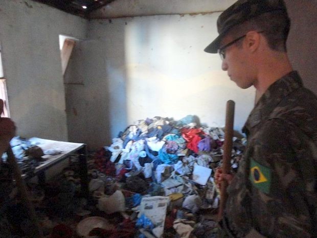 Operação retirou 3 toneladas de lixo em casa de São Pedro (Foto: Tiro de Guerra de São Pedro/Divulgação)