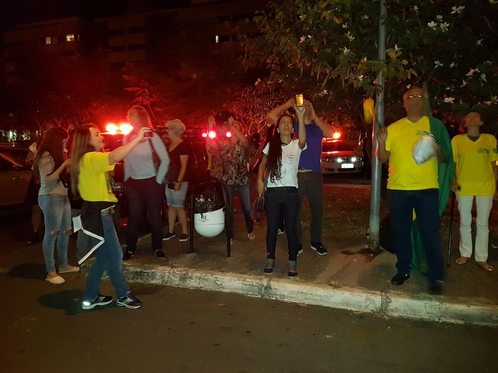 Manifestantes contrários a José Dirceu reunidos em frente ao prédio do ex-ministro (Foto: Marina Oliveira/G1)