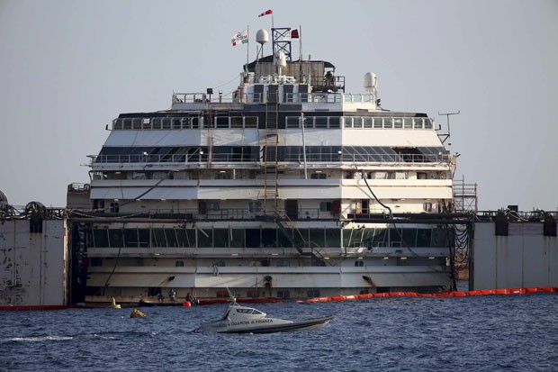 O cruzeiro Costa Concordia é visto durante operação feita para içá-lo nesta segunda-feira (14) na costa italiana (Foto: Alessandro Bianchi/Reuters)