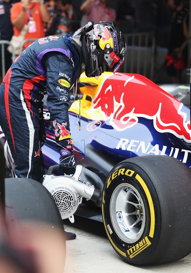 Sebastian Vettel resfria freios de sua RBR após o treino classificatório para o GP da Índia (Foto: Getty Images)