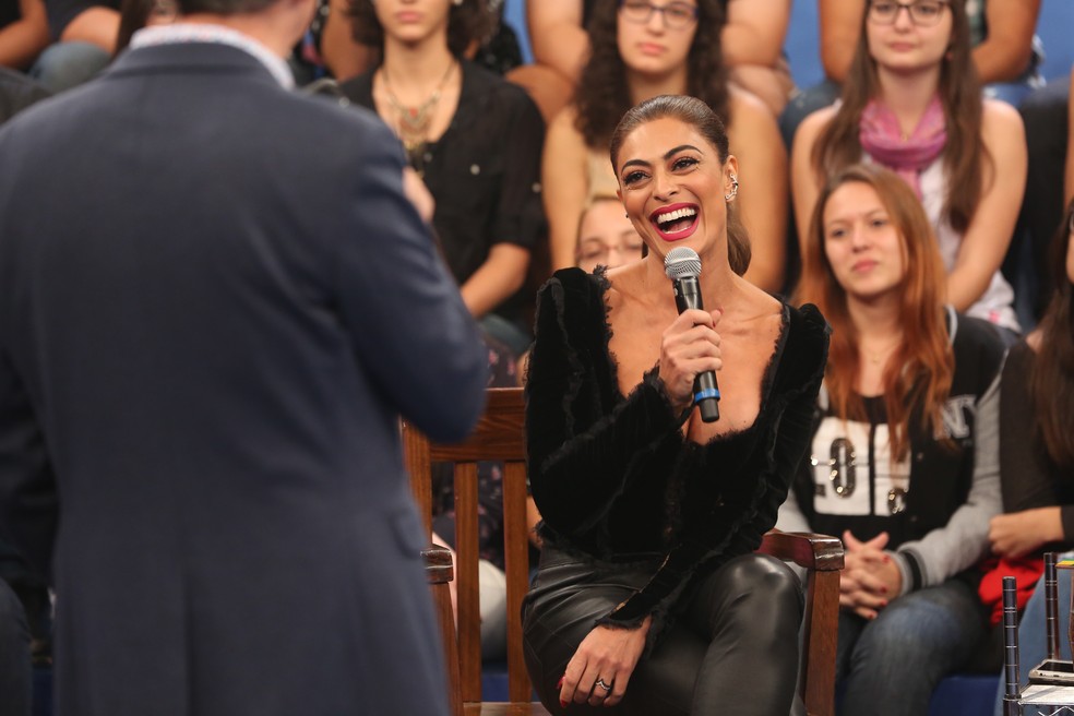 Ju contou muitas histórias no palco do 'Altas Horas' (Foto: Carol Caminha/Gshow)