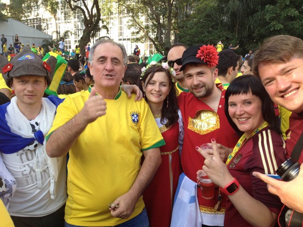 Levado à Fan Fest pelos novos amigos australianos, Pedro tirou fotos com torcedores russos.  (Foto: Pedro Passarella Neto/VC no G1)
