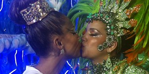 Antes de desfile, Priscila Araújo e Vanessa Bernardes se beijam (Roney Domingos/ G1)