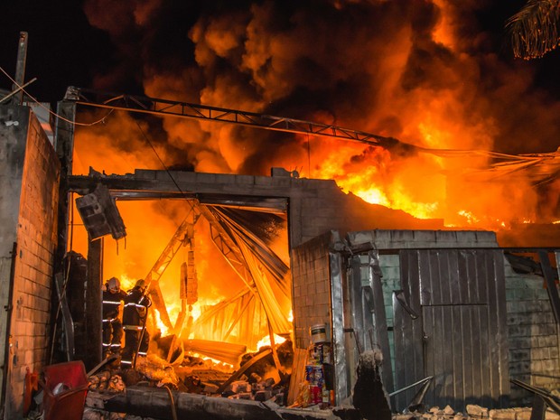 Incêndio destruiu galpão que armazenava grande quantidade de plástico em Jundiaí (Foto: Leonardo Catuzo/Arquivo pessoal)