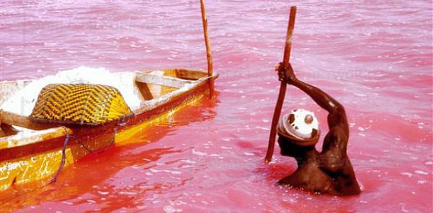 O LAGO RETBA TEM UMA CONCENTRAÇÃO DE SAL EQUIVALENTE A DO MAR MORTO (Foto: Reprodução) O LAGO RETBA TEM UMA CONCENTRAÇÃO DE SAL EQUIVALENTE A DO MAR MORTO (Foto: Reprodução)