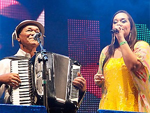 Dominguinhos e a filha Liv Moraes cantam juntos no primeiro domingo (Foto: Divulgação/Poullainn Neuve)