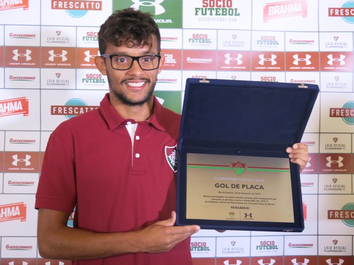 Gustavo Scarpa placa Fluminense (Foto: Edgard Maciel de Sá)