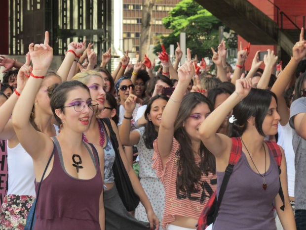 Participantes dançaram e cantaram contra violência doméstica (Foto: Aline Lamas/G1)