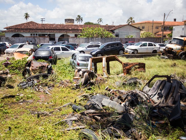 &#39;Cemitério de veículos&#39; chama atenção na Delegacia de Roubos e Furtos de Carros. (Foto: Jonathan Lins/G1)